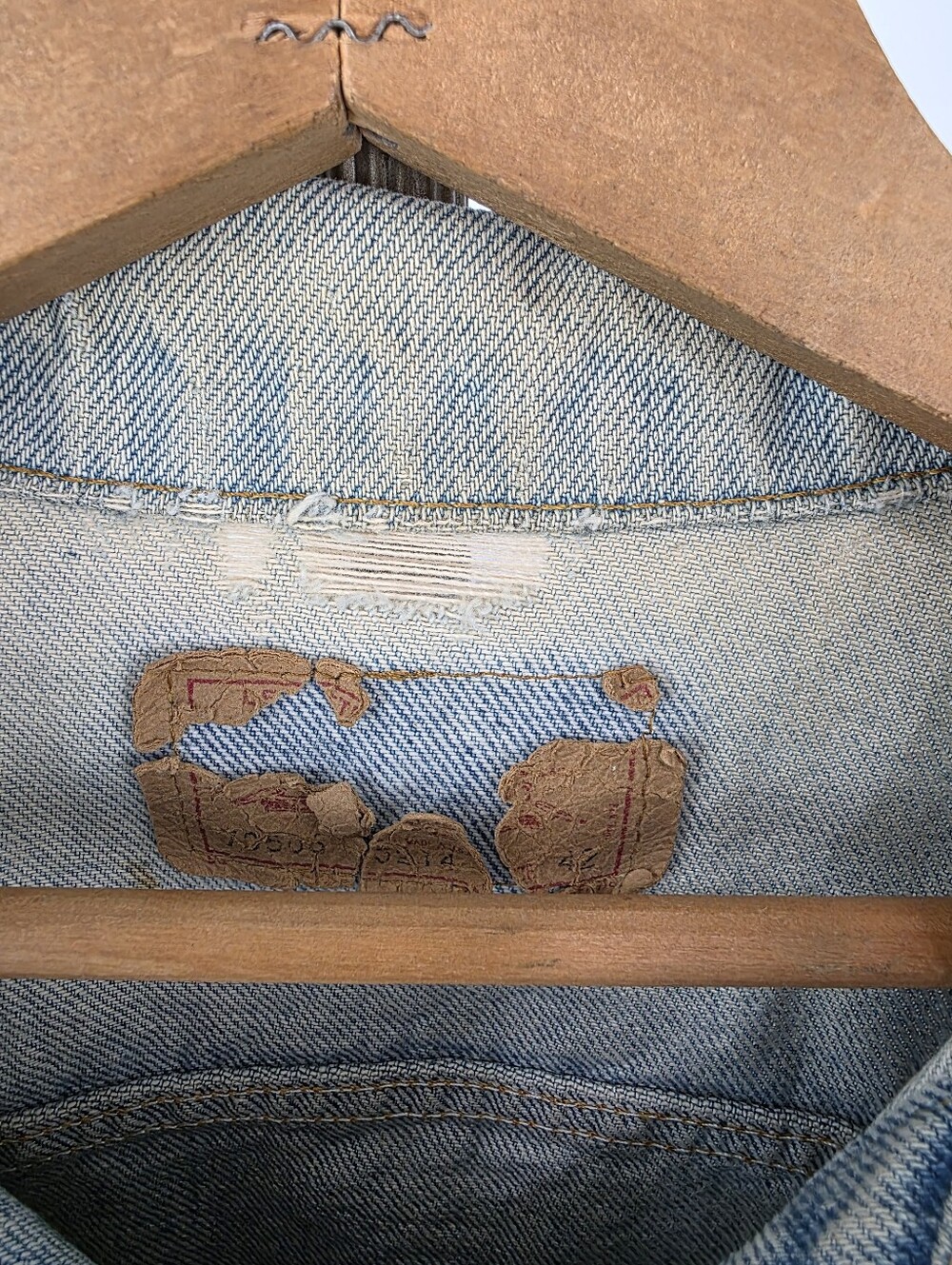 Levi's Vintage 80's Blue Denim Type III Trucker Distressed Jacket Size 42 - Picture 9 of 12